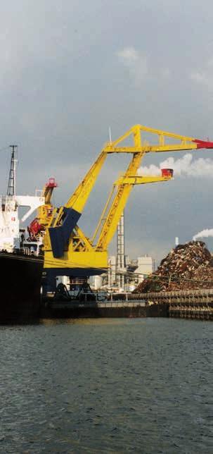 High capacity loading and offloading of ships is no problem for the Figee Lemniscate floating cranes.