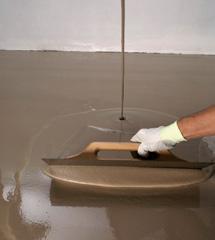 7 - Levelling a cementitious screed with ULTRAPLAN PLUS instead of water, it forms a highly flexible smoothing and levelling compound with excellent bond strength even on metal surfaces and existing