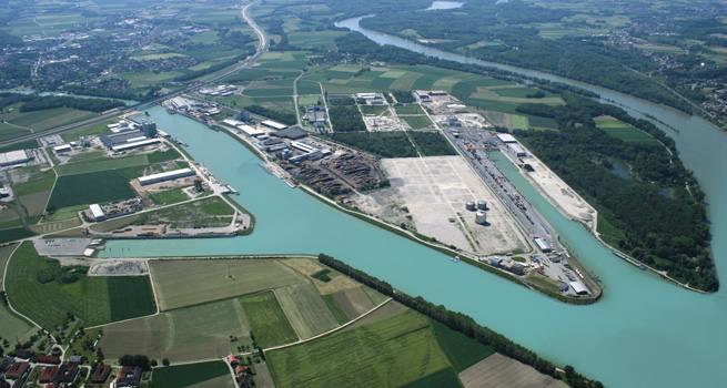 3.2.4 Port of Enns To meet the needs of the shipping industry demands, the Enns GmbH Container Terminal has built on an area of 80,000 square feet.