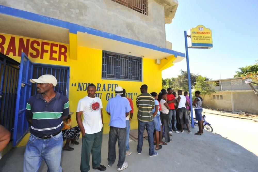 The context in Haiti 1/3 of bank branches hit by the earthquake in the metropolitan region of Port-au-Prince Long lines at the banks arriving