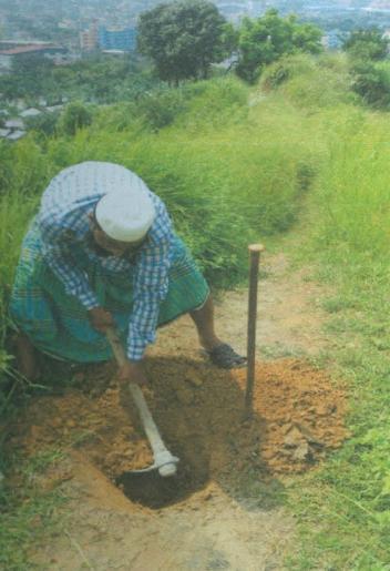 1.2.3 Procedure for Collecting Disturbed Soil Sample 1) Digging and removing the top cover of the soil surface with a Shovel initially.