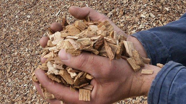 Biomass for the district heating plant in Güssing comes in the form of small pieces of wood from the wood floor production companies in Güssing or as wood chips from local forests.