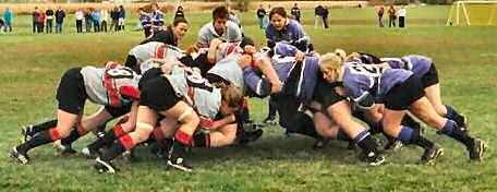 Scrum & Rugby The SCRUM methodology shares many characteris>cs with the sport of Rugby : The context is set by playing field (environment) and rugby rules (controls).