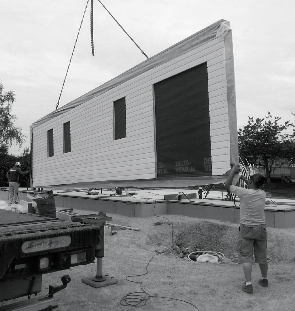 INSTALLATION Element house with wooden frame is installed