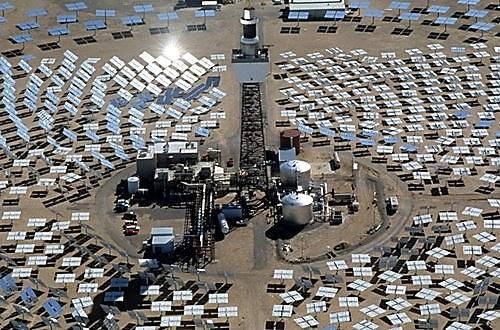 Figure 17: Central Receiver and Hot and Cold HTF Tanks at Solar Two in California (NASS, 2012) Gemasolar is a 19.