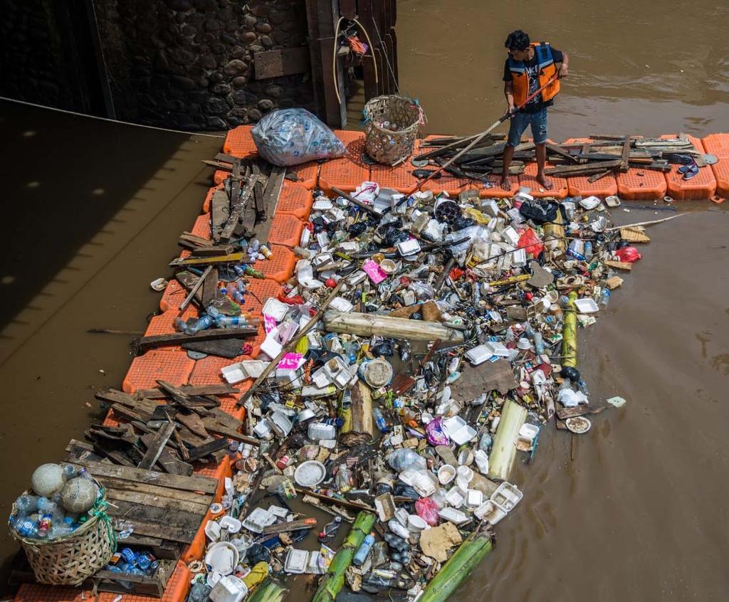 Consequences of linear economy: Plastics waste and resilience nexus Unclogging Jakarta s Waterways Estimated population of over 10 million people: 20% of city s daily waste ends up in local rivers