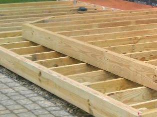 7. Tips: Decking and materials Leave a maximum of 25 mm overhang of Eva-Last Infinity TM profiles from substructure joists. Consider temperature at the time of installation.