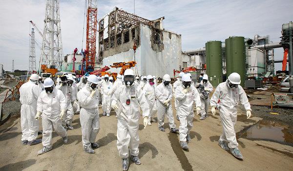 (26 May 2012) Spent Fuel Rods Drive Growing Fear Over Plant in Japan Reporters and TEPCO workers at Reactor No.