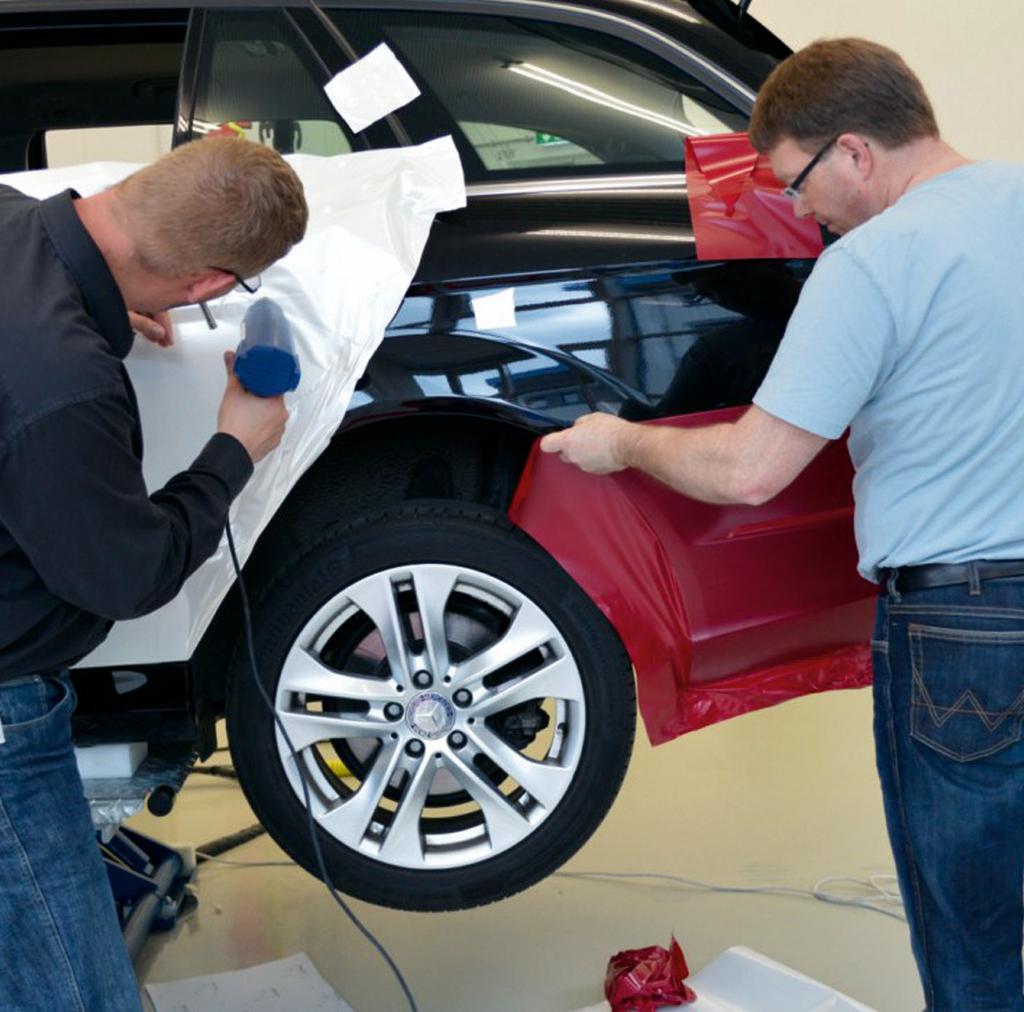 At these workshops participants gain all the expertise on the application of ORAFOL car wrapping materials.