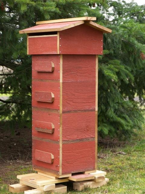 It is a Sustainable Beehive The Warre Top Bar Hive is a sustainable beehive. It has very few parts compared to the Langstroth hive, so you end up consuming far less material and energy while using it.