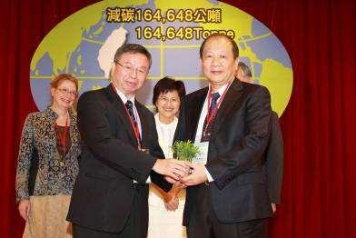 Background The Health Promotion Administration (Taiwan) has advocated a campaign in October 2010 for medical sectors to pioneer in carbon reduction; a total of 128 hospitals have pledged to cut