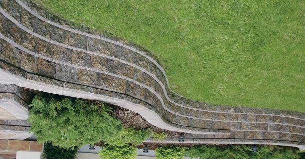 Curved Walls allanblock.com AB Collection Flowing curves accent any landscape. Building Curves Curved and serpentine walls are simple to build.
