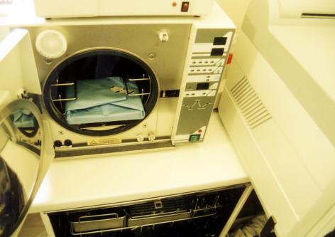 Autoclave l The sterilizer and sterilization methods must comply with current standards, e.g.