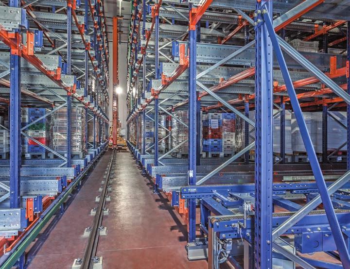 The shuttle is introduced into the storage channels and positions each pallet in the innermost free space available, following the orders issued by the Easy
