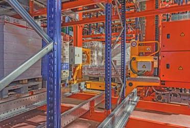 Image of an automated warehouse with Pallet Shuttle consisting of five load levels served by a stacker crane.