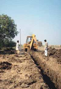 Figure 50 The combination of mechanical and manual installation consists of digging the drain trench with a hydraulic excavator and placing the drain pipes into the trench by hand (Example Segwa