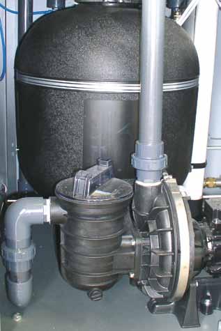 A pump operating independently of the operating and cooling water pumps draws the circuit water from the cooling water container and transfers it via a flush filter back into the tank.