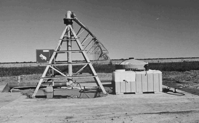 Center pivot sprinkler system. Figure 8. Linear moving system with a flexible hose. Source: Texas A&M University Research and Extension Center at Weslaco. 250 feet.