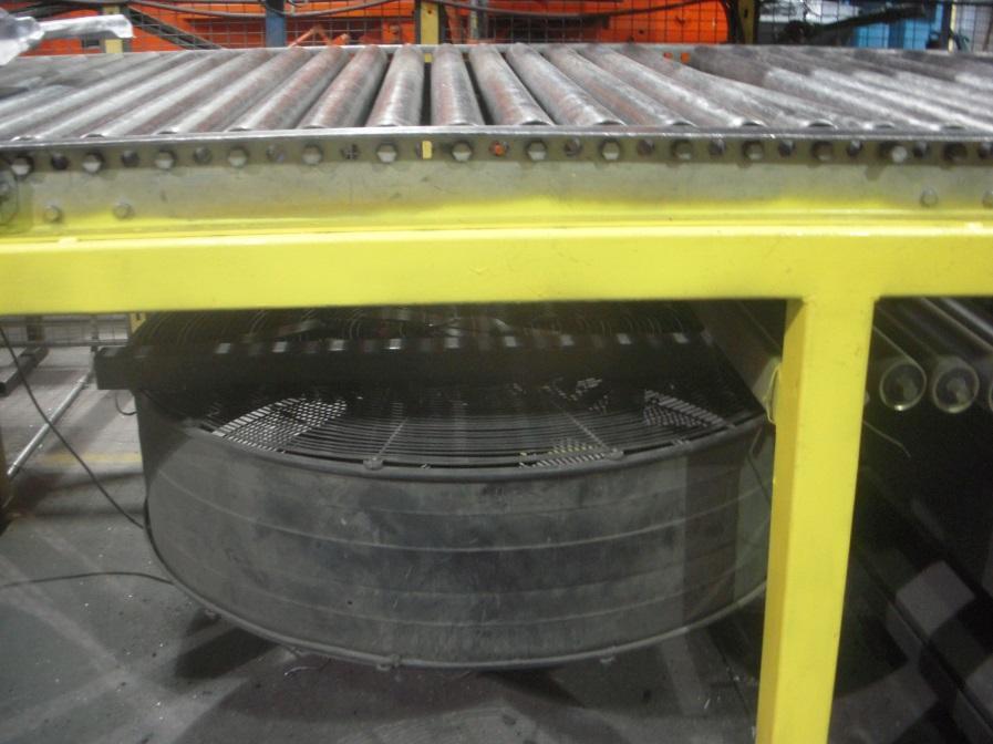 platform moves horizontally and allocates itself between both mold plates. When the top plate stops moving up, the caster has to unstick the part from the top plate of the mold.