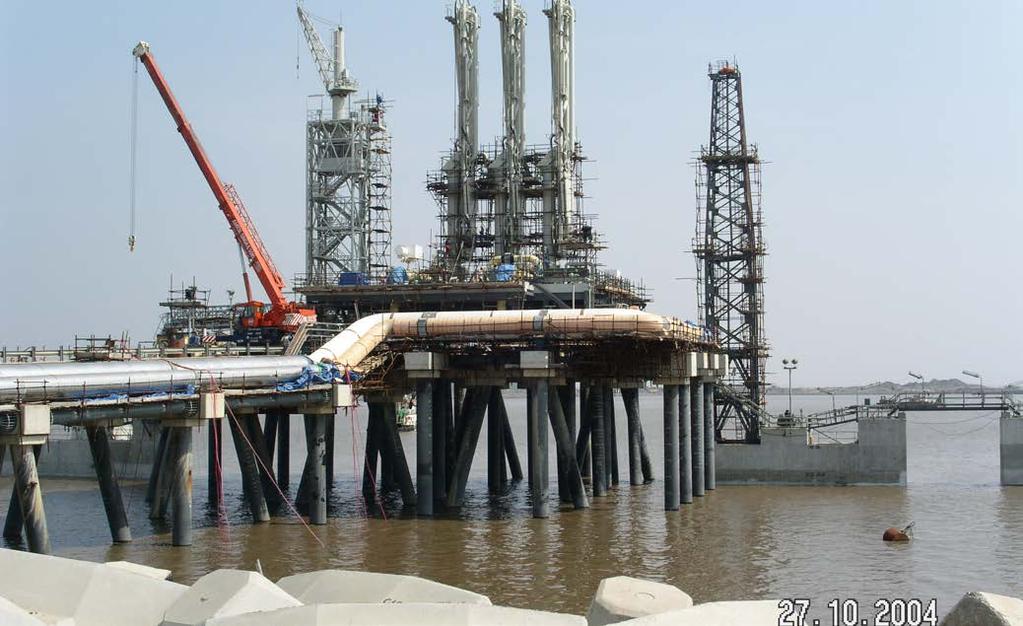 during the model tests. Additional tests were carried out to verify the dynamic stability of the rock protection of the LNG terminal platform during construction.