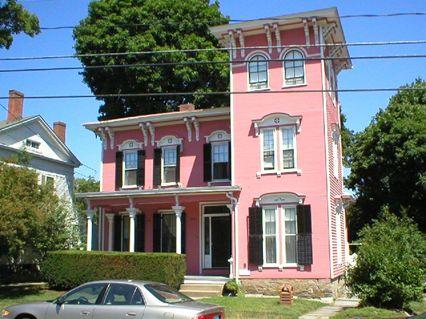House 3 Lines: Curved lines are used to connect the overhanging roof and the exterior walls. Other than those lines, all the others are straight. Color: The main color of the building is pink.