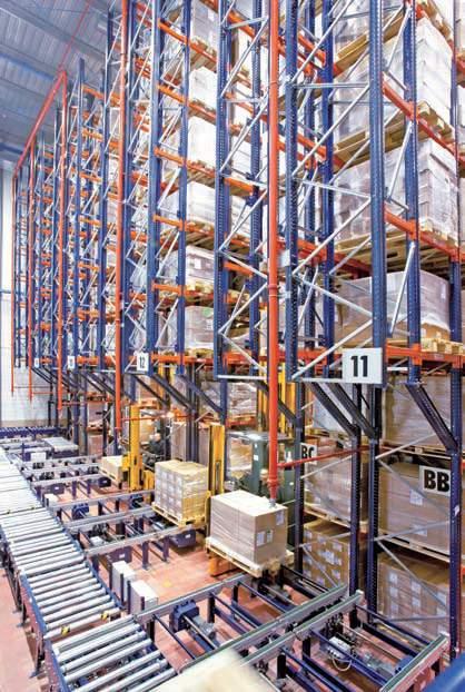 To do this, the warehouse is equipped with roller and chain conveyors.