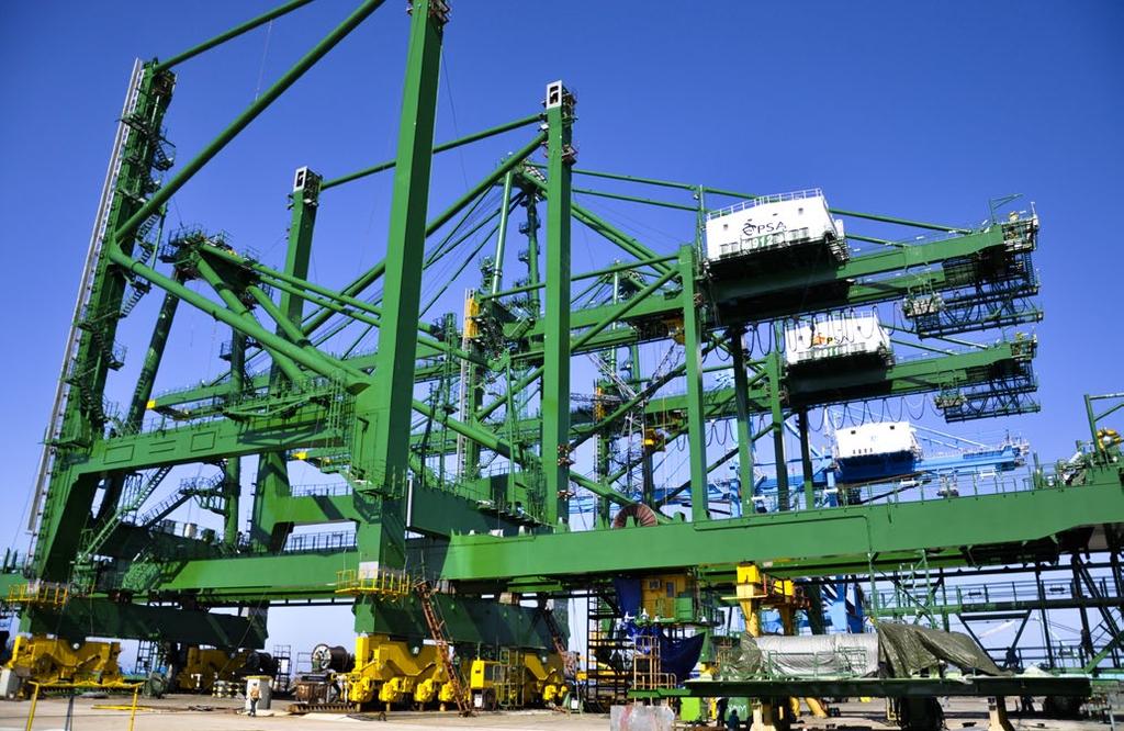 MATERIAL HANDLING SYSTEMS-STS CRANE SHIP-TO-SHORE CRANE Features of Doosan's World Class Cranes Rigid frame design for larger, quicker and
