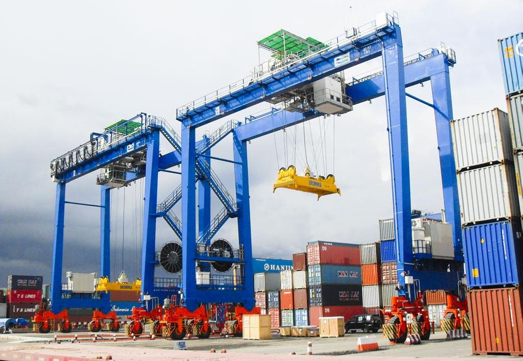 One of the 49 RMG Cranes for PNC, Korea Two Rubber Tired Gantry Cranes (RTG) for Sai Gon New Port, Vietnam Features of Doosan's World Class Cranes Rigid frame for