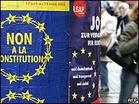 The European Constitution No / non / nee The European Constitution was signed on 29 October 2004 at a ceremony in Rome, to be ratified by all 25 member states within two years Twelve countries