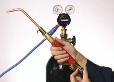 3 Open oxygen blowpipe valve and allow gas to drain out.