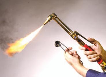 13.3 Lighting Up 13.3.1 Open the blowpipe acetylene valve slowly and ignite the nozzle with a flint lighter.