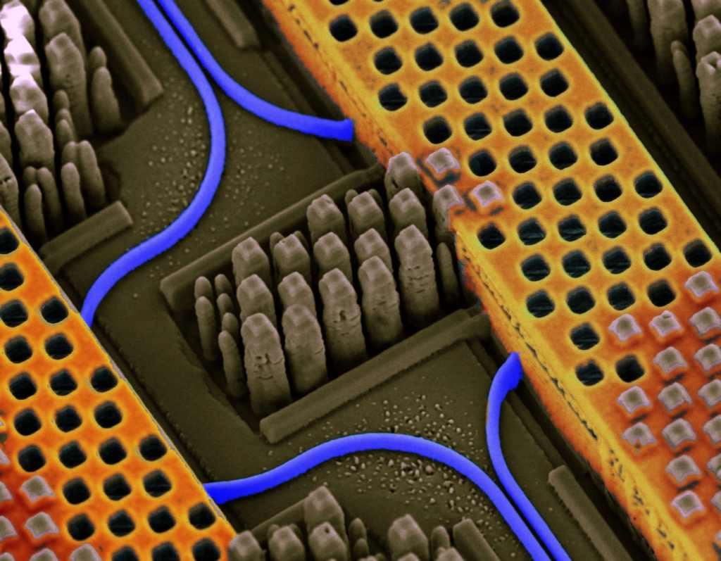 Background Silicon nanophotonics High bandwidth High density Volume manufacturing = low cost Challenge - external fiber interface Mode conversion Tight alignment (< 2 um) High cost