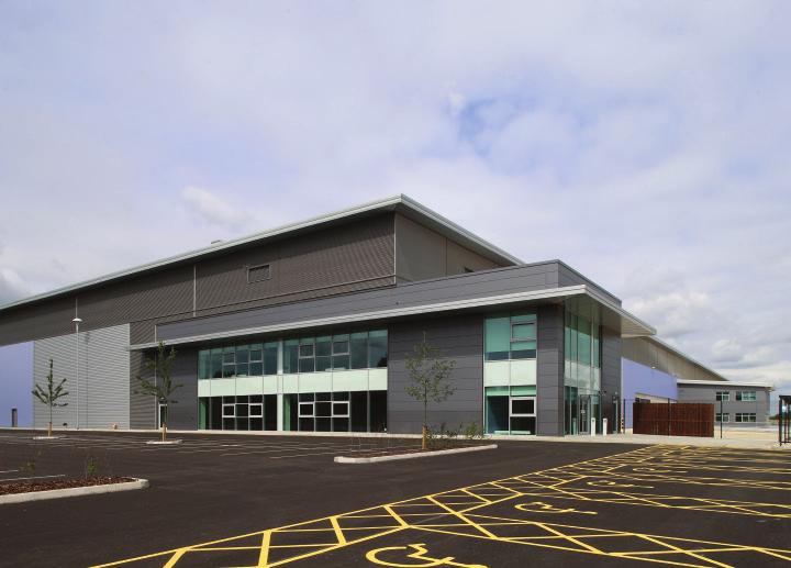UNIT TWO 169,306 sq ft ACCOMMODATION Warehouse 153,320 sq ft 14,244 sq m Offices 11,729 sq ft 1,089 sq m Hub Offices 4,043 sq ft 375 sq m Security Office 214 sq ft 20 sq m Total 169,306 sq ft 15,728