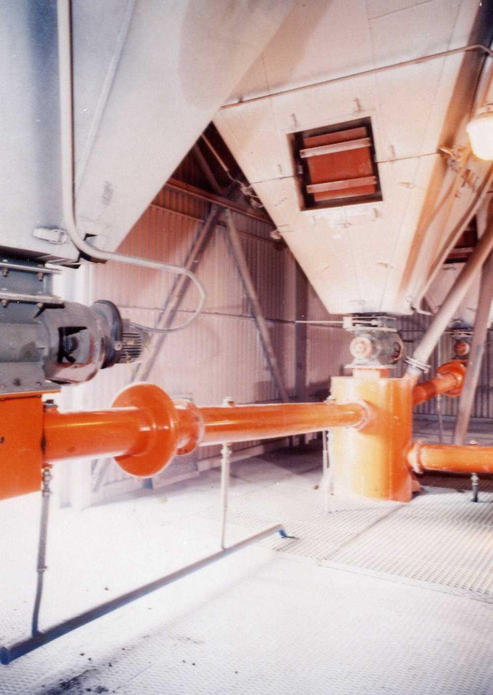 5 from a system of fluid conveyors putting filter hoppers through and leading fly-ash into a collector. There is a divertor located under it.