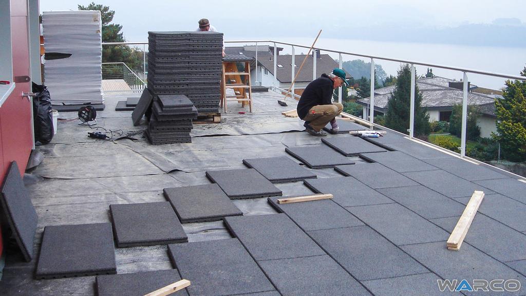 The subfloor roof foil, felt, sealing foil or bituminous sheeting As a rule, roofing membranes, traditional bitumen sheets or modern plastic waterproofing membranes are suitable as a base for the