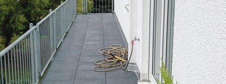 Refitted balcony; rubber flooring on a foil Renovation of this balcony was carried out in several steps. On the concrete flooring with an incline starting from the wall, an EPDM membrane was laid.