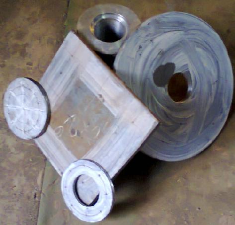 Fig. 17 : Bearing housing, rotor disc, base plates, bearing covers are lying in the works. Fig.