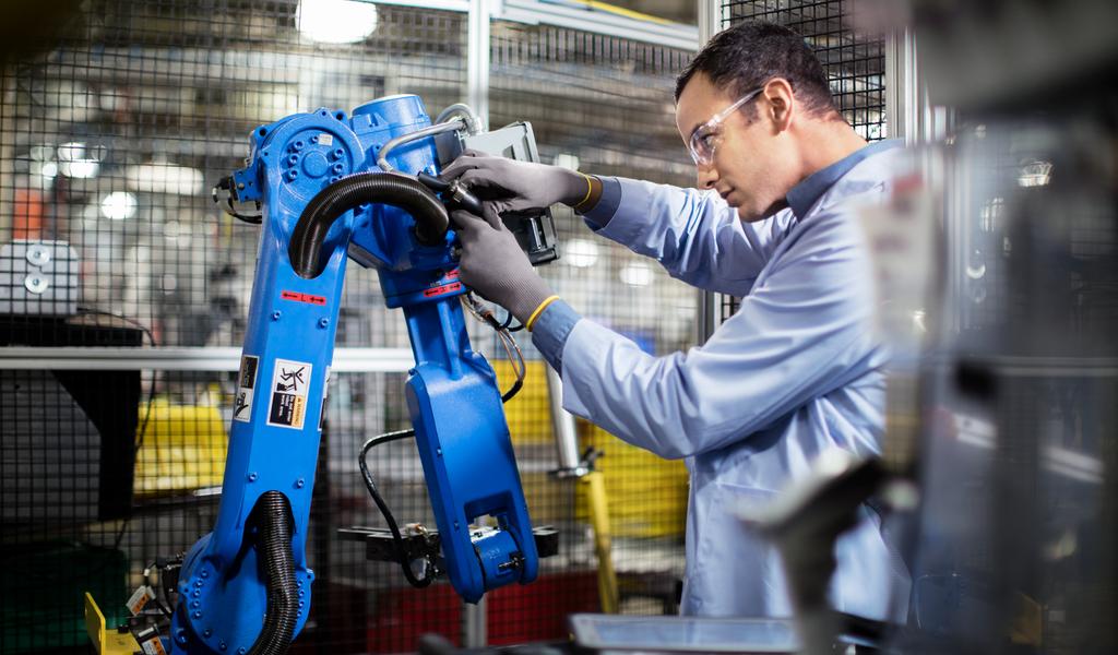 3 WAYS SECURE NETWORKS MAXIMIZE OVERALL EQUIPMENT EFFECTIVENESS Manufacturers are looking for ways to boost operational efficiencies with connected factories, but concerns about security can stand in