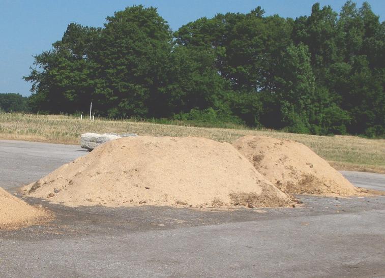 Other considerations include the direction of prevailing winds, property lines, proximity to recreational or public sites, aesthetics and the slope of the site. Photo 1. Open-static compost piles.