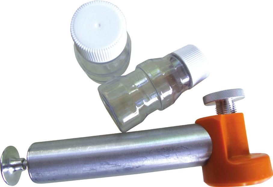 Wipe valve with a clean cloth and insert probe into valve; 3. discard 1ml of oil into waste container and then insert probe into the valve again. Fill the bottle to the line; 4. cap bottle and shake.