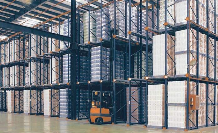 The forklift trucks travel along the insides of the storage aisles so the necessary margins must be calculated in order to work safely.