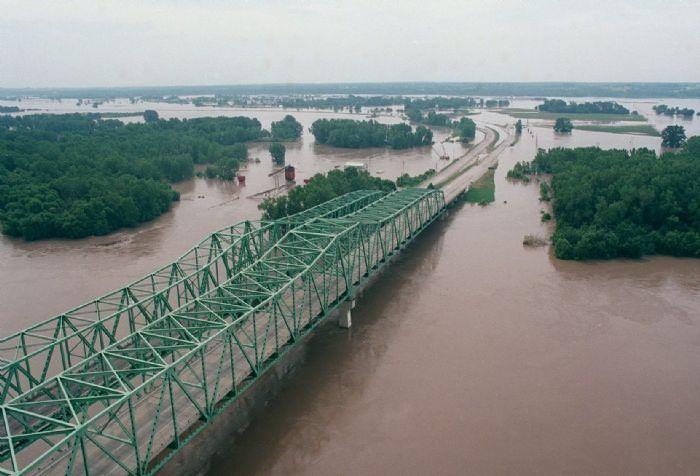 1993: Great Flood One of the most disastrous natural events to affect the Midwest Over 50 fatalities $14B in damaged homes and farmlands Losses for maritime industry > $200M Abnormally prolonged and