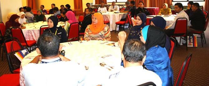 Hajjah Azizah (Pengarah Penerangan Terengganu, Mohd Hamdan (Presiden IPRM), Hj Ramli (Pengarah Media Penerangan) & Hj Mustapha (Timbalan Pengarah Penerangan Terengganu)