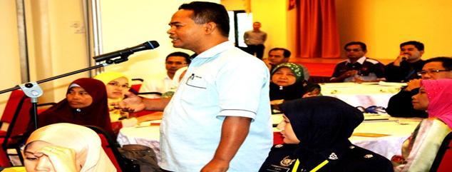 -- BERNAMA Haji Ramli selaku Pengarah Media Penerangan melancarkan Luncheon Talk mengenai Akta Perhubungan Raya