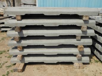 each, 4 x 4 wood posts providing vertical support during storage.