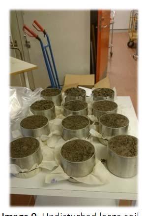 3.6.2 Soil fragmentation The soil drop test (Schjønning et al., 2002) was performed on twenty four of the undisturbed large soil cores drained at 100, 300 and 1,000 hpa matric potentials.