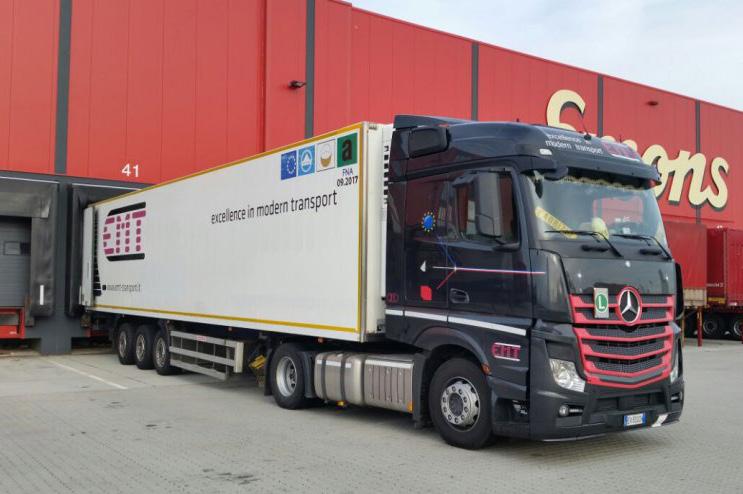 REFRIGERATED TRANSPORT Our modern refrigerated trucks guarantee a save transport of fresh foods in a strictly