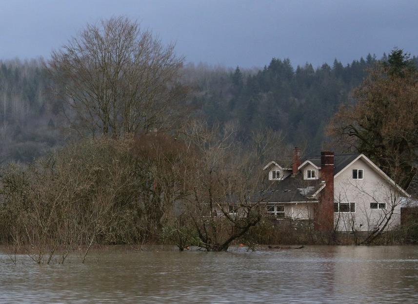 Increasing Climate change flood risk increases the risk of flooding in western WA For the Skagit, 2040s:* the historical 100-year event becomes a 22-year event the historical 30-year event becomes an