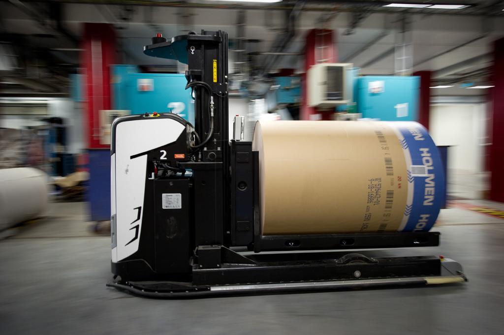 Transport Case Study Challenge Minimize damage to paper rolls System Solution Two AGVs transport paper rolls from the strip station to a temporary storage The temporary storage is filled with paper