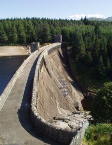 23 of 44 Hydroelectric power Large scale hydroelectric schemes involve building a dam across the end of a river valley to create a reservoir.